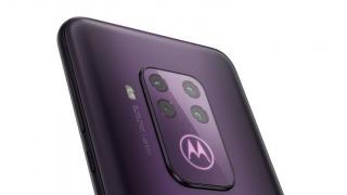 Motorola One Zoom apare listat pe Amazon în două variante de culoare; Logo-ul Moto din spate este iluminat