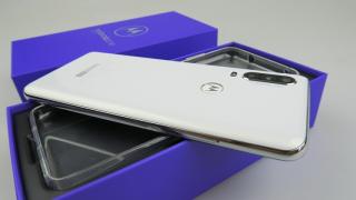 Motorola One Action Unboxing + primele impresii: primul telefon cu cameră de acţiune, un nou midranger cu cameră triplă (Video)