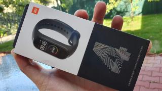 Giveaway (consumat!): Poţi câştiga un Xiaomi Mi Band 4, cea mai nouă brăţară de fitness Xiaomi