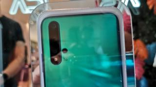 Huawei Nova 5T apare expus în cadrul unui eveniment fashion din Malaezia, înaintea lansării de mâine