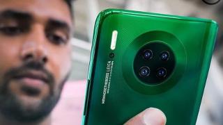 Huawei Mate 30 Pro apare într-o fotografie convingătoare, pe verde; Aflăm ceva nou despre designul său