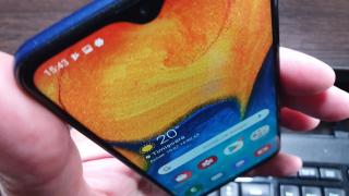 Samsung Galaxy A20e: Design jucăuş şi tineresc