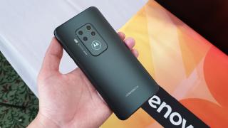 IFA 2019: Motorola One Zoom Hands-on - Primul telefon quad-camera Moto cu zoom optic 3x și logo iluminat
