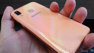 Samsung Galaxy A40: Baterie solidă, peste rivalii din China