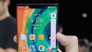 Huawei se laudă că nu o să apeşi din greşeală ecranul "cascadă" de pe Mate 30 Pro, având un sistem special de detecţie a atingerii