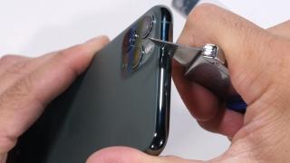 iPhone 11 Pro Max este îndoit, ars, zgâriat... e momentul pentru testul de rezistenţă JerryRig! (Video)