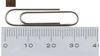 7µm (microni), doar atât măsoară un pixel pe cel mai nou senzor Samsung ce nu necesită vreo protuberanţă pentru cameră; Senzorul e de 43 de megapixeli!
