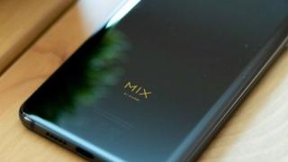 Xiaomi Mi Mix 4 ar putea exista până la urmă; Leak-ul din ultimele zile ce sugera contrariul este pus pe seama unei traduceri greșite