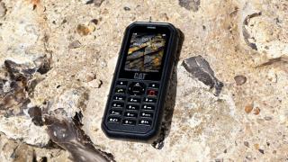 CAT B26 este telefonul ideal de luat pe șantier; Costă 59 euro și rezistă la apă, praf, căzături pe beton