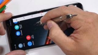 ASUS ROG Phone II este zgâriat, îndoit şi ars; Cum se descurcă la testele de rezistenţă JerryRigEverything? (Video)