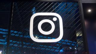 Instagram are de astăzi un Dark Mode oficial pe iOS! Iată cum se activează tema întunecată