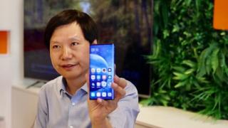 Mi Mix Alpha surprins în mâinile CEO-ului Xiaomi, Lei Jun, aflat în vizită în Spania