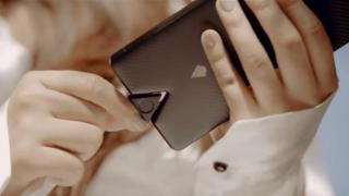 O cântăreaţă din România din YouTube Trending foloseşte un telefon cu decupaj misterios jos şi nu ştim ce este... (Video)