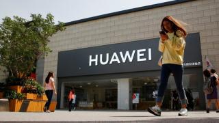 Donald Trump lasă de la el, ar permite unui număr redus de companii din SUA să continue vânzările către Huawei