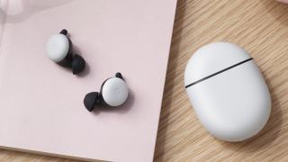 Google Pixel Buds 2 debutează, cu design inspirat de Chromecast, Google Assistant ca funcţie centrală