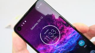 Motorola One Action: Acustică bună pentru ascultat podcasturi, OK și la muzică