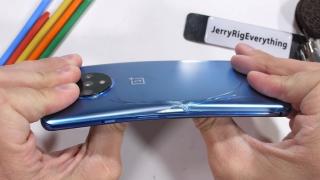 OnePlus 7T nu e aşa rezistent cum credeam! JerryRigEveryThing îi dă daună în faţa camerei (Video)