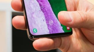 Samsung Galaxy S10 este pus pe lista neagră a aplicațiilor bancare din pricina vulnerabilității scanner-ului de amprente