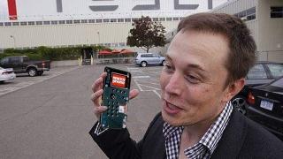 Elon Musk îşi distruge smartphone-urile la interval regulat; Iată de ce!