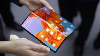 Huawei Mate X 5G este în sfârşit disponibil, după amânare; A sosit deocamdată în China şi iată cât costă