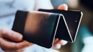 Telefonul pliabil TCL ni se prezintă în fotografii reale; Ajunge la o diagonală de 10 inch complet deschis