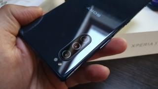 Sony Xperia 5 Unboxing: cel mai îngust telefon din 2019 scos din cutie (Video)