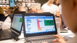 Orange promovează copiii programatori cu o nouă ediţie SuperCoders, concurs naţional prin care micuţii pot crea jocuri şi animaţii