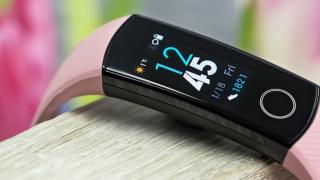 Brățara fitness Honor Band 4 costă acum doar 140 lei în oferta Cafago! Aduce certificare 5ATM