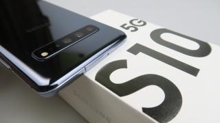 Samsung Galaxy S10 5G Unboxing: primul telefon 5G scos din cutie la Mobilissimo.ro e o figură familiară, dar mai mare