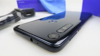 Motorola One Macro Unboxing: telefon midrange cu cameră Macro, care face lucrurile minuscule să pară impresionante
