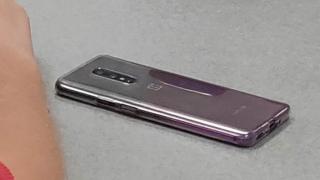 Presupuse fotografii ale unui prototip OnePlus 8 Pro ajung online, dezvăluind o cameră duală selfie
