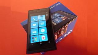 Nokia Lumia 800 Unboxing - scoatem din cutie primul Nokia cu Windows Phone (Video)