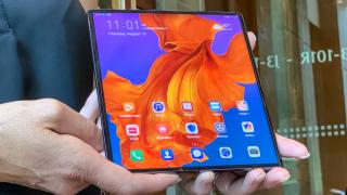 Decât să îl repari mai bine cumperi alt telefon; Huawei Mate X are înlocuirea ecranului la fel de scumpă ca un iPhone 11 Pro