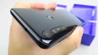 Motorola One Macro: Design închegat, în gradient, atrage priviri