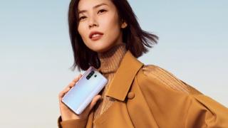 Vivo X30 primește o ședință foto înaintea lansării; Îl vedem în mâna unui supermodel din China