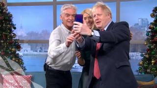 Boris Johnson, prim-ministrul britanic, a fost surprins făcând selfie cu un telefon Huawei P20 Pro