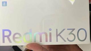 Redmi K30 va avea și o variantă roșie în gradient; O vedem fotografiată alături de cutia produsului
