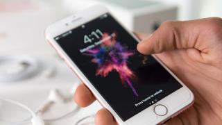 Apple şi Samsung date în judecată pentru radiaţia emisă de telefoanele lor; Iată ce modele sunt menţionate