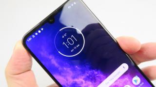 Motorola One Zoom: Display peste medie de bun, un Super AMOLED cu rezoluție de 2340 x 1080 pixeli și diagonală de 6.39 inch, luminos