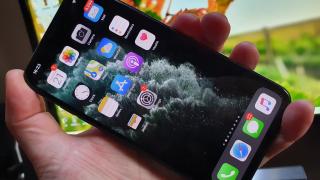 Apple iPhone 11 Pro Max: Design cu greutate, dar la un sfert de kil' nu mai e fun!