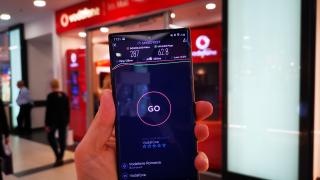 Am testat cele mai noi telefoane 5G Samsung în reţelele Orange şi Vodafone și ne-am făcut o idee despre viitorul presei și al divertismentului