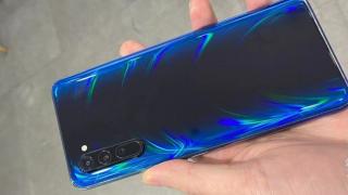 Oppo Reno 3 va avea ecran cu decupaj picătură și procesor MediaTek 5G; Vedem fotografii hands-on