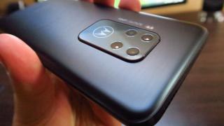 Motorola One Zoom: Design curajos, premium, un spate cu personalitate