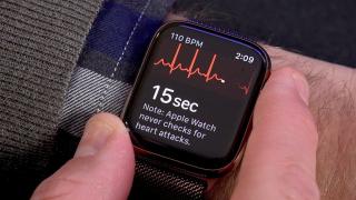 Un doctor a dat în judecată Apple pentru funcţia de detecţie a fibrilaţiei atriale (EKG) de pe Apple Watch