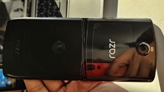 Motorola RAZR are ambalajul fotografiat de un oficial Lenovo, semn că debutul comercial se apropie