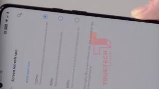 OnePlus 8 Pro apare într-o fotografie hands on, ce prezintă refresh rate personalizabil la 60, 90, 120 Hz