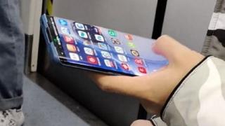 Huawei P40 Pro se afișează în primele fotografii reale; Are decupaj pentru cameră selfie duală și ecran curbat