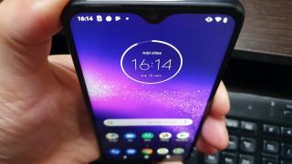 Motorola One Macro: Conectivitate de telefon midrange clasic