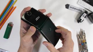 Cât de fragil e de fapt Moto RAZR 2019? JerryRigEverything taie la sânge! (Video)