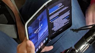 Microsoft Surface Duo apare într-o fotografie hands on, dar şi într-un clip video; În sfârşit are o cameră! (Video)